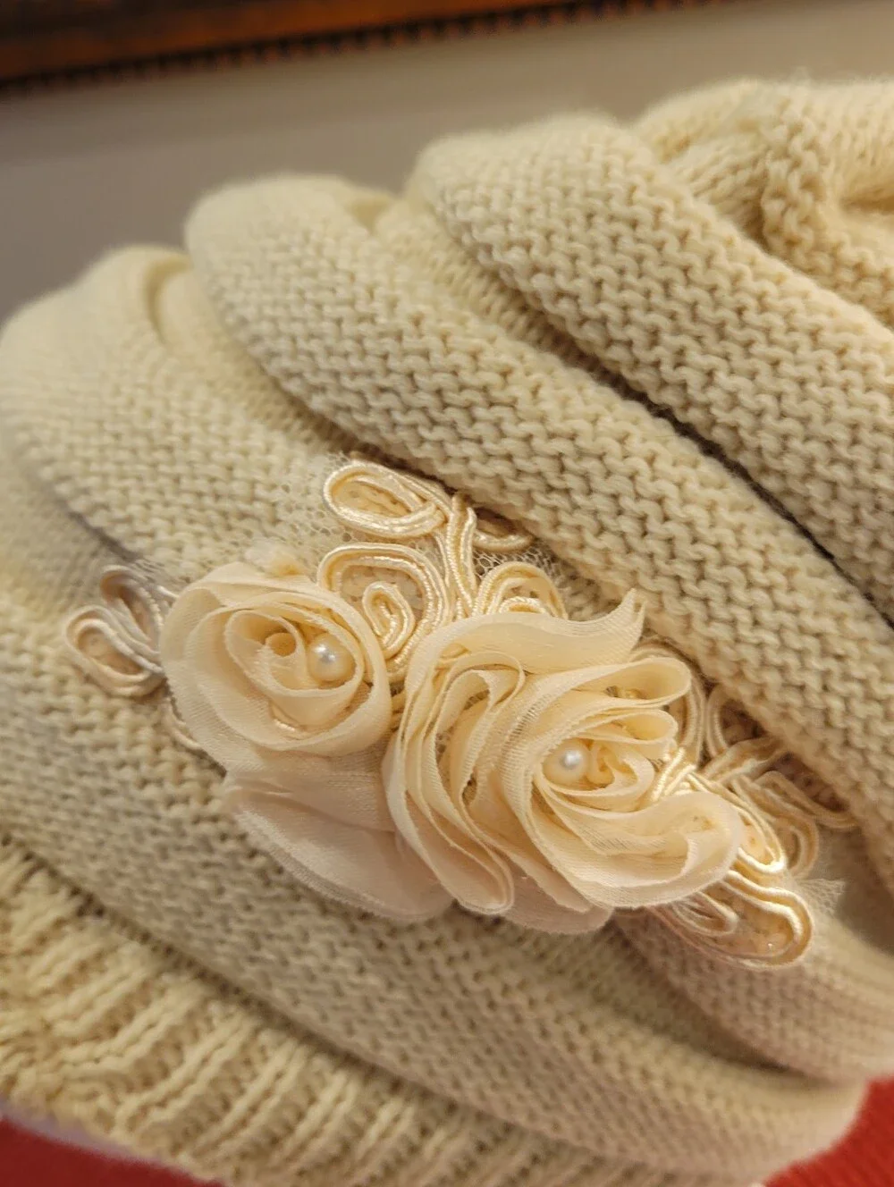 🎨EUC~Cream Knit Visor Beanie with Floral Accent